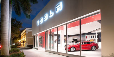 ¿Los accesorios Tesla están disponibles en las tiendas o en línea?